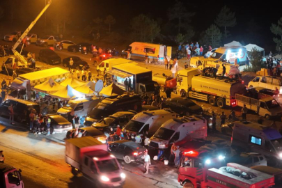 Gözlerini kırpmadan alevlerle mücadele için koşuşturuyor