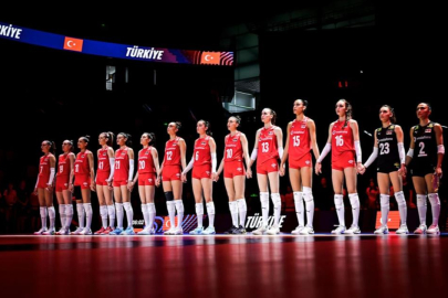 A Milli Kadın Voleybol Takımı, hazırlık kampı için Antalya'ya gitti