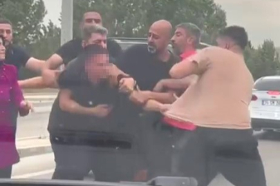 Bursa'da yol verme kavgası kamerada: Vatandaşlar zor ayırdı