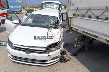 Bursa'da otomobil, TIR'a çarptı: Sürücü ağır yaralı