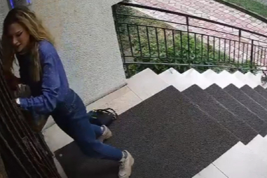 Bursa'da kedilerle sabah mesaisi: Kadının kaçışı kamerada