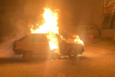 Bursa'da motor kısmından çıkan yangın otomobili kül etti