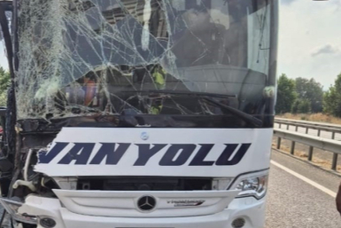 Bursa'da TIR ile yolcu otobüsü çarpıştı: 1 yaralı
