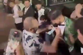 Bursa'da düğünde sıra dışı hediye: Damada 400 bin liralık çek taktı