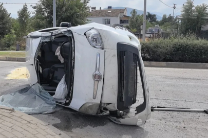 Bursa'da korkutan kaza: Araç refüjü aşıp takla attı