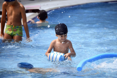 Osmangazi’de minikler yaz tatilinde yüzmeyi öğrendi