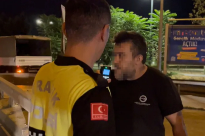 Bursa'da kontrolden kaçan sürücü, uyuşturucuyu camdan attı