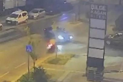Bursa'da genç motorcunun kaza anı kameralara böyle yansıdı