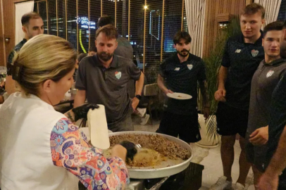 Bursasporlu oyuncular galibiyeti tantuni yiyerek kutladı