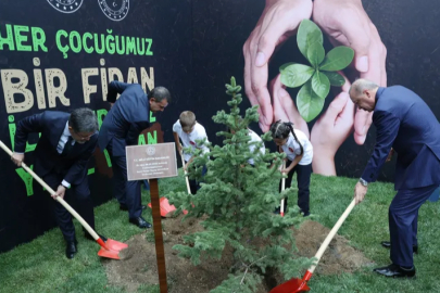 Cumhurbaşkanı Erdoğan, öğrencilerle fidan dikti