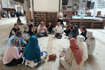 Bursa'daki rehberlere Ulucami'de hat sanatı eğitimi