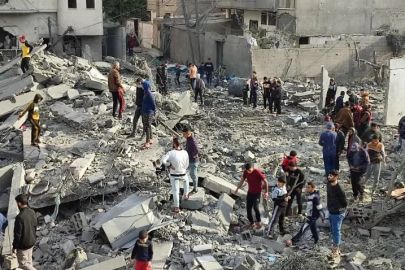 İsrail Gazze’de yerinden edilen Filistinlilerin kaldığı binayı vurdu