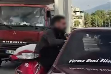 Bursa'da trafikte motosikletli ile otomobil sürücüsü kavga etti