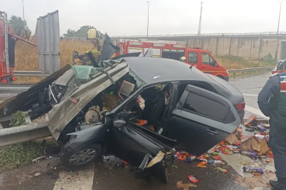 Bursa'da otomobil bariyerlere saplandı