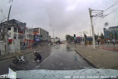 Bursa'da motosikletli yağışlı havada drift attı, yere kapaklandı