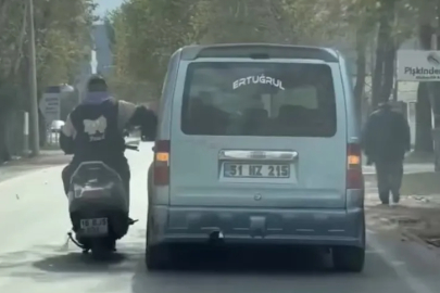 Bursa’da tehlikeli sohbet: Motosiklet sürerken araca yaslandı