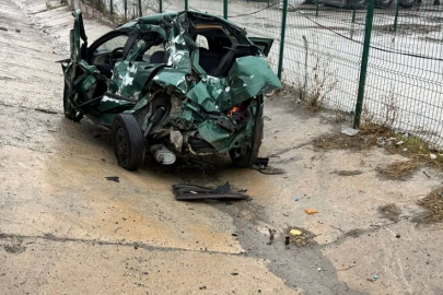 Gemlik'te feci kaza: Otomobil TIR'a çarptı, sürücü ağır yaralı