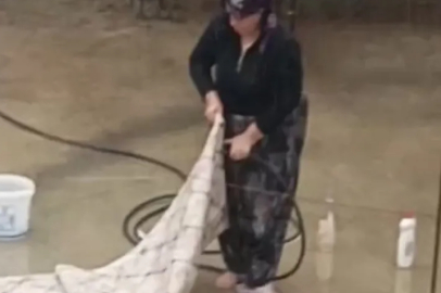 Bursa’da su kesintisine rağmen yağmur altında halı yıkadı