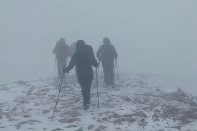 Uludağ’da mevsimin ilk karı zirvede kutlandı