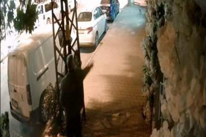 Kapalı olan kuaförün camlarına yumurta fırlattı