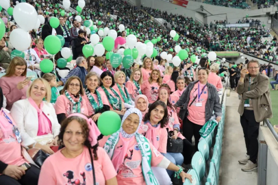 Bursa'da yeşil beyaz tribünlerde pembe farkındalık
