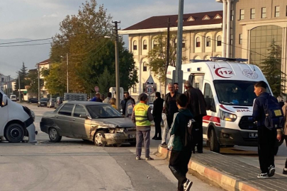 Bursa'da ara sokaktan çıkan servis kazaya sebep oldu