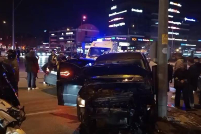 Bursa'da hafif ticari araç ile otomobil çarpıştı: 3 yaralı