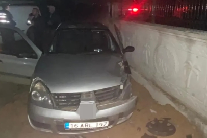 İnegöl’de otomobil duvara çarptı: 3 yaralı