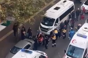 Bursa’da kaygan yolda dengesini kaybeden kurye düştü