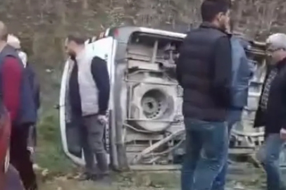 Orhaneli’nde yolcu minibüsü devrildi: 8 yolcu hafif yaralandı
