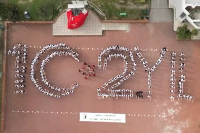 Bursa'da öğrenciler Cumhuriyetin 102.yılını çizdi