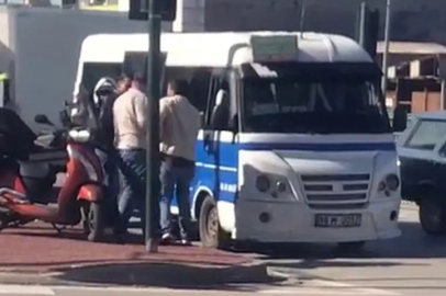 Minibüs şoförü ile motokurye birbirine girdi