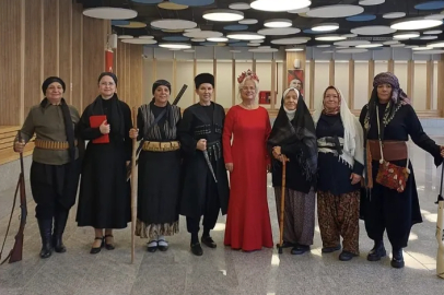 Nilüfer Kadın Korosu'ndan Cumhuriyet defilesi