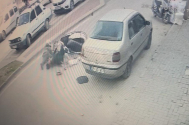 Bursa'da motosiklet yayaya çarptı: 2 yaralı