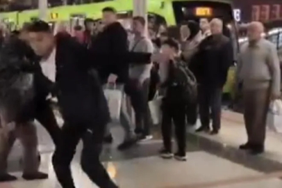 Bursa'da metroda yumruklar havada uçuştu,