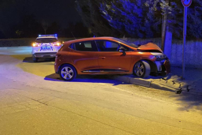 Bursa'da kontrolden çıkan otomobil, beton direğe çarptı