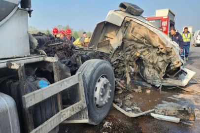 Bursa'da feci kaza: Süt tankeri tıra çarptı