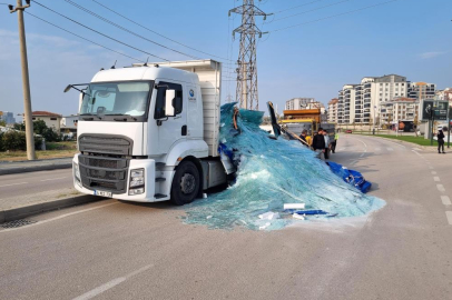 Bursa'da tonlarca ağırlıktaki cam yola saçıldı