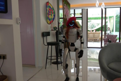 Bursa’da güzellik merkezine robot işçi mesaiye başladı
