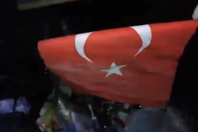 Çöpten buldukları Türk bayrağı yürek burktu