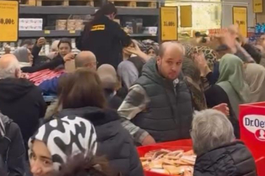 Bursa'da süpermarkette izdiham