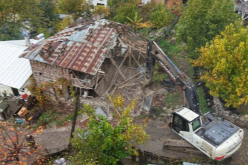 Gemlik'te hasarlı bina kontrollü şekilde yıkıldı