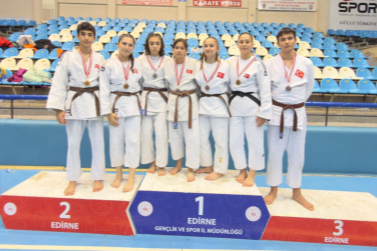 Gemlik Belediyespor madalyaları topladı