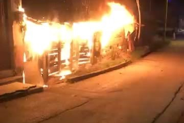 Bursa'da tek katlı ev alev alev yandı