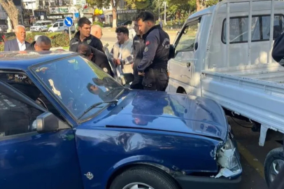 Bursa’da direksiyon hakimiyetini kaybedince kamyonete çarptı