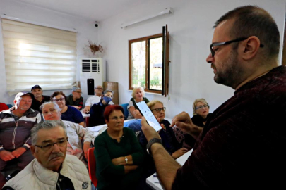 Dolandırıcıların hedef kitlesi 60 yaş üzerine akıllı telefon kullanımı eğitimi