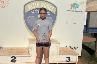 Osmangazili raket şampiyonluk kürsüsüne oturdu