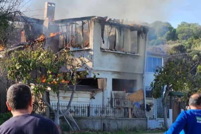 Bursa'da bir ev küle döndü, yanındaki bina hasar gördü