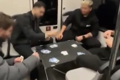 Bursa metrosunda masa kurup oyun oynadılar