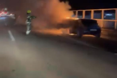 Bursa'da  seyir halindeki otomobil alev alev yandı